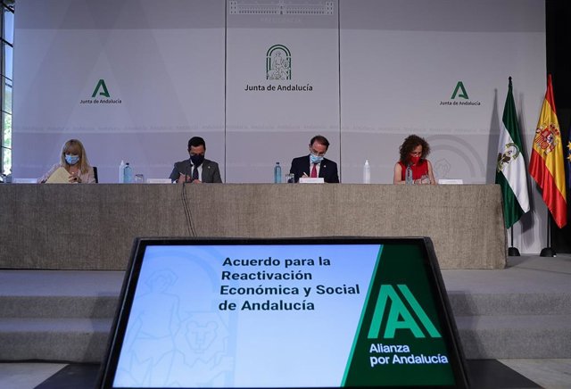 Carmen Castilla, Juanma Moreno, Javier González de Lara y Nuria López, este jueves en la firma del Acuerdo para la Reactivación Económica y Social de Andalucía.