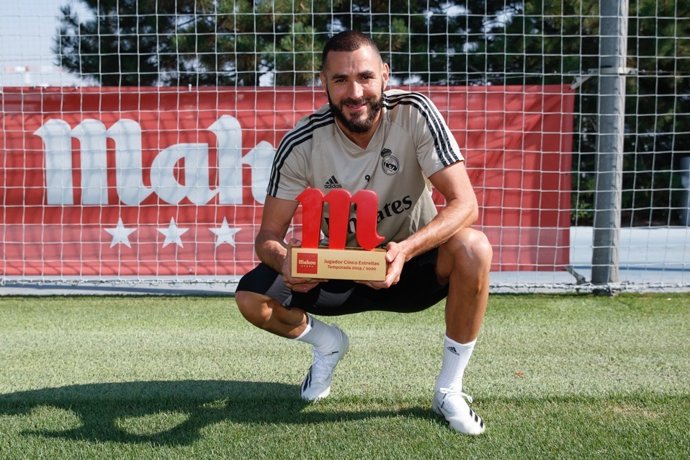 El delantero del Real Madrid Karim Benzema recibe el trofeo Mahou Cinco Estrellas como mejor jugador del equipo blanco en LaLiga Santander