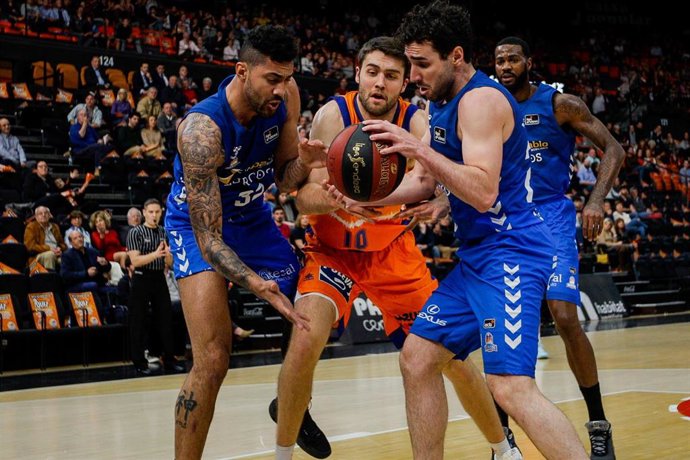 Mike Tobey pelea un balón durante el Valencia Basket-San Pablo Burgos de la Liga Endesa 2019-2020
