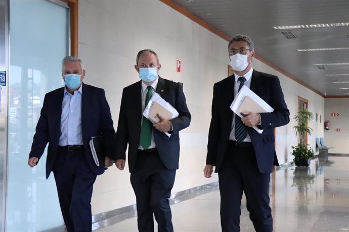 El consejero de Hacienda y Economía en funciones, Pedro Azpiazu, en el centro, en la sede del Gobierno vasco