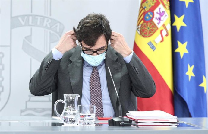 El ministro de Sanidad, Salvador Illa, se quita la mascarilla momentos antes de comparecer en rueda de prensa posterior al Consejo de Ministros celebrado en Moncloa, Madrid (España), a 14 de julio de 2020.