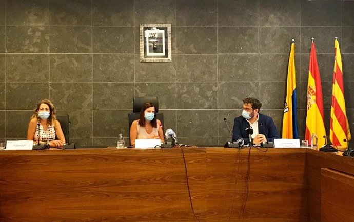 La alcaldesa de Gav, Raquel Sánchez, junto a la alcaldesa de Castelldefels, Maria Miranda y el delegado del Govern, Juli Fernández, este jueves en rueda de prensa en Castelldefels (Barcelona) para informar sobre las nuevas medidas contra el Covid.