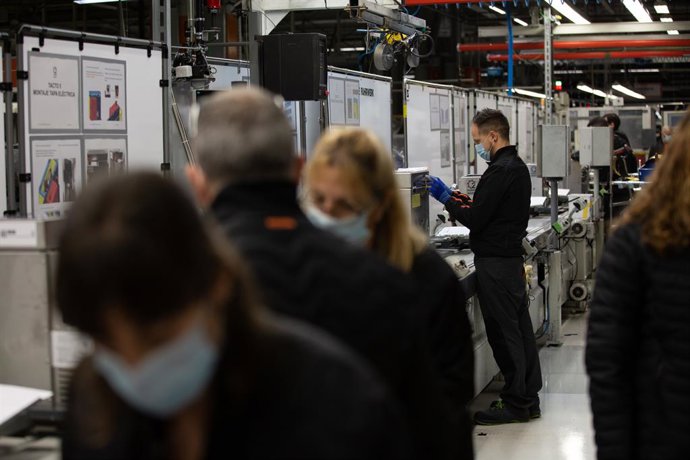 Operarios trabajan en la cadena de producción y montaje del proyecto de respiradores de SEAT para los contagiados por coronavirus en las instalaciones de SEAT de Martorell, en Martorell/Barcelona/Catalunya (España) a 7 de abril de 2020.
