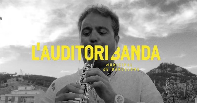 Fotograma del vídeo que acompaña la canción 'Grcies!', de la Banda Municipal de Barcelona