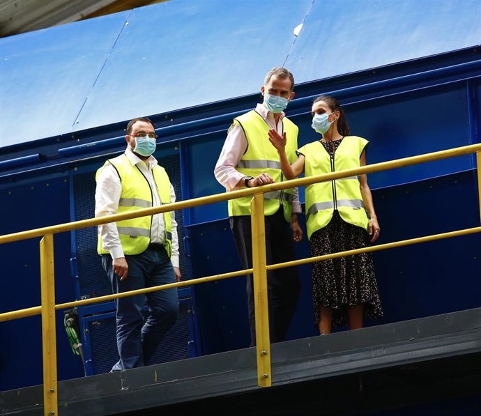 Los Reyes de España, Don Felipe (c) y Doña Letizia, acompañados por el presidente de Asturias, Adrián Barbón (1d), durante su visita al Centro de Tratamiento de Residuos de Cogersa, en Gijón, Asturias (España), a 30 de julio de 2020.