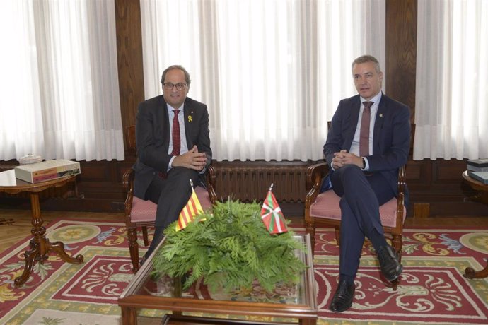 El lehendakari Iñigo Urkullu (D) y y el president de la Generalitat de Catalunya, QuimTorra (d) reunidos en el Palacio de Ajuria Enea en Vitoria. 