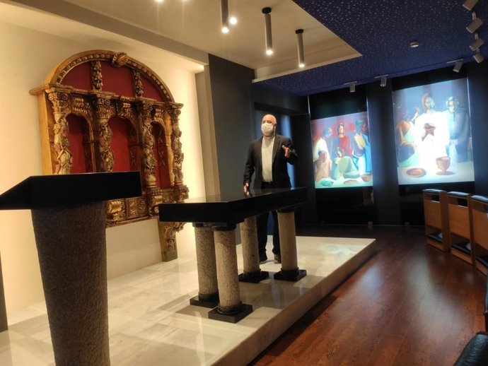 El rector del Seminario Metropolitano de Oviedo, Sergio Martínez, presenta las actuaciones llevadas a cabo en el edificio, en concreto en el oratorio del área de la residencia de los seminaristas.