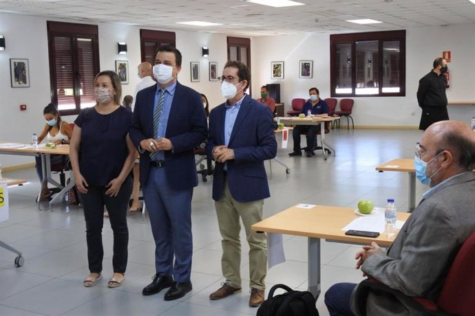 El consejero de Agricultura, Agua y Desarrollo Rural, Francisco Martínez Arroyo, asiste a las catas a ciegas de los Premios Gran Selección 2020