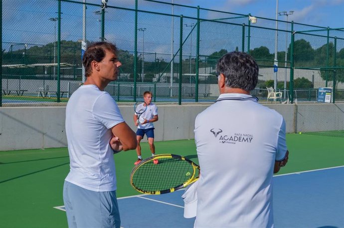 Rafa Nadal conversa con su tío Toni mientras observa un entrenamiento en su Academia de Manacor