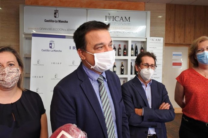 El consejero de Agricultura, Agua y Desarrollo Rural, Francisco Martínez Arroyo, asiste a las catas a ciegas de los Premios Gran Selección 2020.