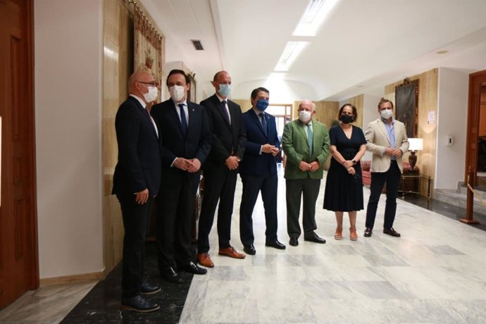 El alcalde de Córdoba, José María Bellido (centro), el consejero de Salud y Familias, Jesús Aguirre (tercero por la dcha.) y otros representantes institucionales en el encuentro con Mevion.