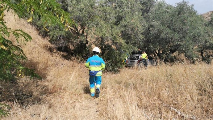 Imagen del vehículo accidentado tras invadir una ladera en Paracuellos del Jarama.