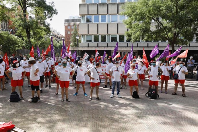 Manifestantes durante la concentración convocada por CCOO ante la Dirección General de la Función Pública