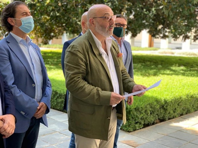 El portavoz parlamentario de Vox en Andalucía, Alejandro Hernández, respaldado por diputados de su grupo