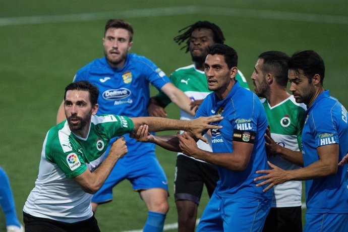 Los jugadores del CF Fuenlabrada durante un partido ante el Racing de LaLiga SmartBank 2019-2020