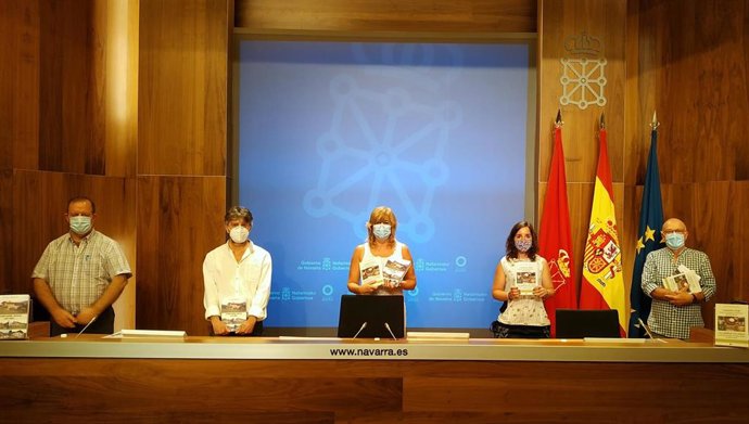 I-D, el director gerente de Euskarabidea, Mikel Arregi, Patziku Perurena (autor), la consejera de Relaciones Ciudadanas, Ana Ollo, Josune Aznarez (autora) y Peio Elzaburu, de la editorial Pamiela, durante la presentación de dos libros premiados.