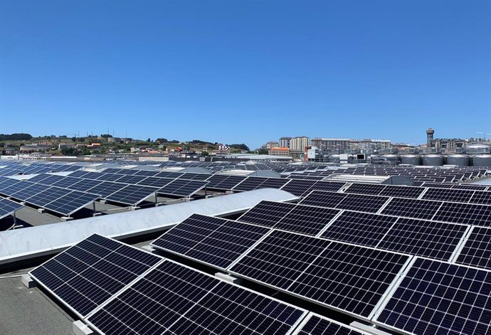 Estrella Galicia instala en su fábrica de A Coruña más de 977 paneles solares pa