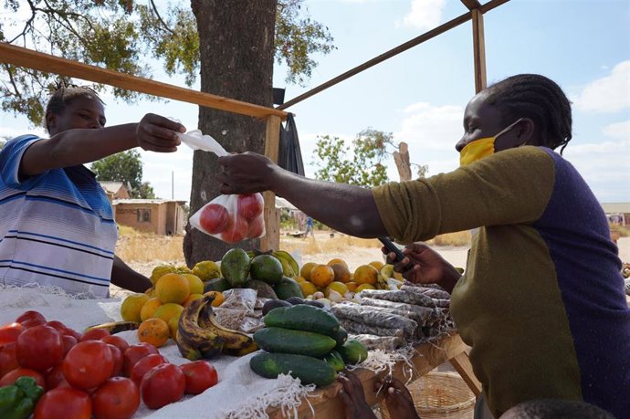 Imagen de un mercado de Zimbabue durante la pandemia de coronavirus