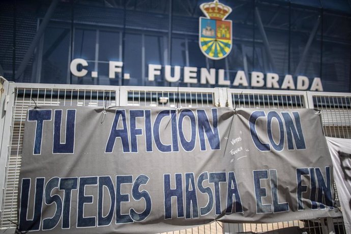 Pancarta en la puerta de acceso al  Estadio Fernando Torres de Fuenlabrada, en Madrid (España), a 29 de julio de 2020. Los socios y aficionados del CF Fuenlabrada han colocado carteles y pancartas