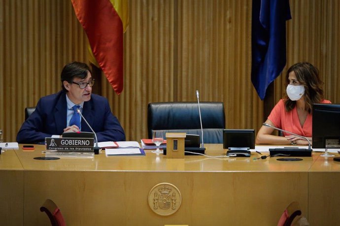 La presidenta de la Comisión de Sanidad y Consumo en el Congreso de los Diputados, Rosa Romero Sánchez, escucha la comparecencia del ministro de Sanidad, Salvador Illa, en relación con el COVID-19. En Madrid (España), a 30 de julio de 2020.