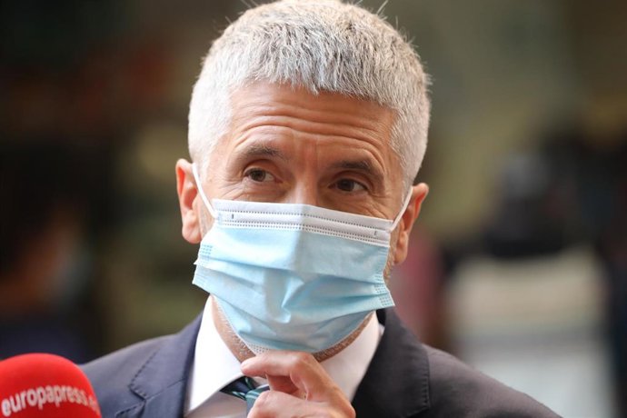 El ministro del Interior, Fernando Grande-Marlaska, atiende a los medios tras su visita a un centro para la reinserción de mujeres víctimas de trata de seres humanos