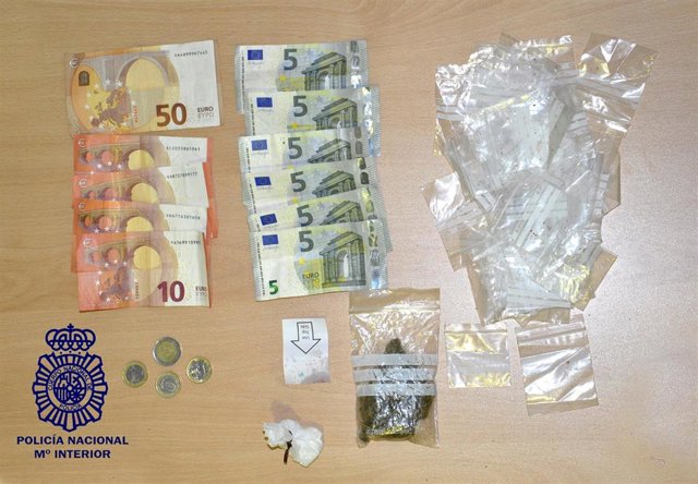 Sustancias, dinero y bolsas incautadas al menor en Medina del Campo (Valladolid).