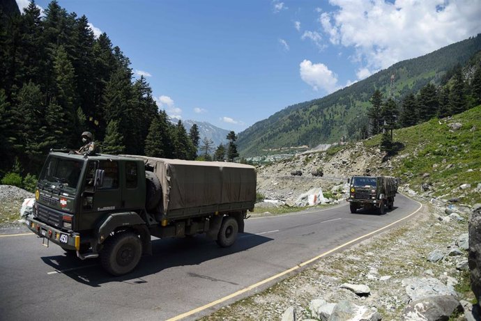 Camiones militares indios en la frontera con China