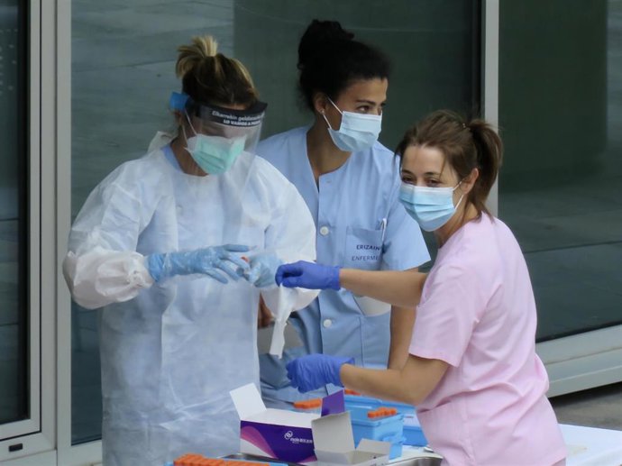 Sanitarias realizan test PCR (Archivo)
