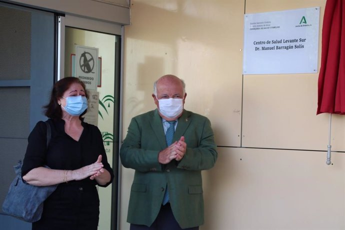 El consejero de Salud y Familias, Jesús Aguirre, descubre la nueva rotulación del Centro de Salud Manuel Barragán