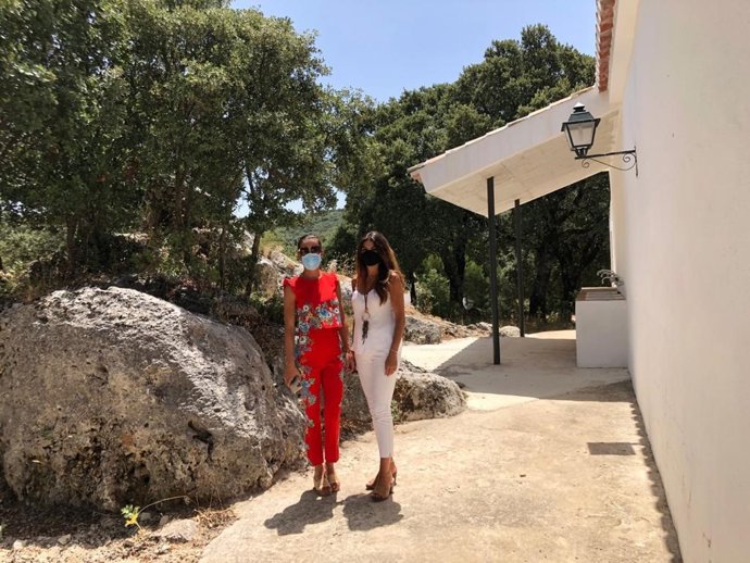 La delegada territorial de Turismo, Regeneración, Justicia y Administración Local en Málaga, Nuria Rodríguez, visita Parauta