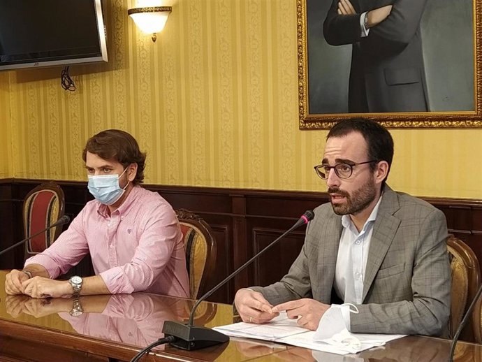 El delegado de Empleo, Formación, Trabajo Autónomo, Economía, Conocimiento, Empresas y Universidad de la Junta en Córdoba, Ángel Herrador, y el alcalde de Cabra, Fernando Priego, en rueda de prensa