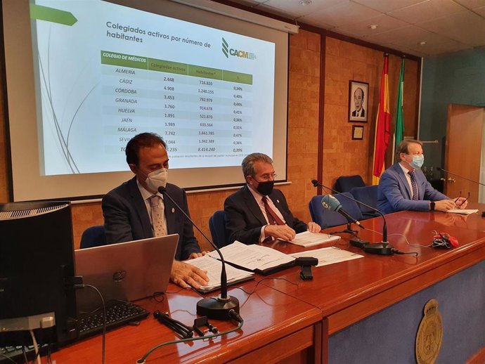 Colegios de Médicos reivindican más profesionales y alertan de que casi el 50% tiene más de 55 años en Andalucía.