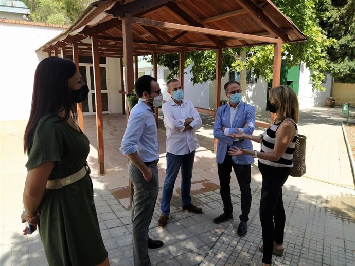 El delegado de Empleo, Ángel Herrador (segundo por la izda.), durante la visita al Centro Especial de Empleo de la Fundación Futuro Singular