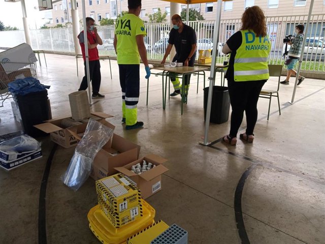 Miembros de DYA y Cruz Roja se preparan para la realización de pruebas PCR en el barrio pamplonés de Mendillorri, donde se ha registrado una brote de Covid-19.