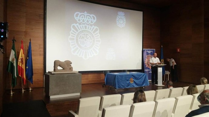 Entrega al Museo Íbero de la escultura de león recuperado