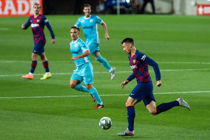 Clément Lenglet conduce la pelota durante el FC Barcelona-Leganés de LaLiga Santander 2019-2020