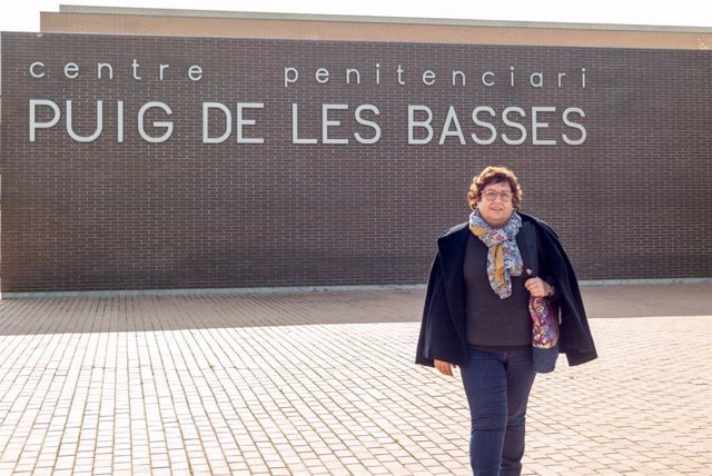 La exconsellera Dolors Bassa al salir de la cárcel de Puig de les Basses, en Figueres (Girona) (ARCHIVO)