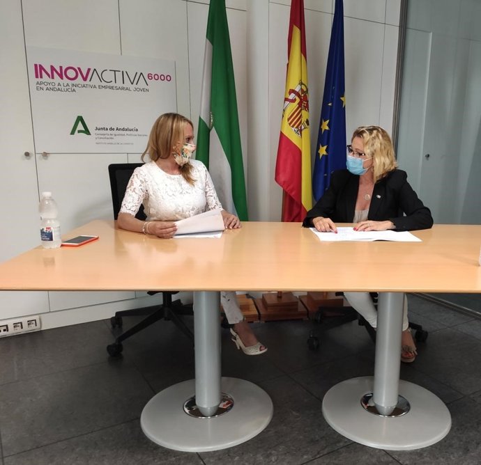 La asesora de programa del IAJ en Málaga, Celia Sánchez, y la delegada territorial de Empleo, Formación, Trabajo Autónomo, Economía, Conocimiento, Empresas y Universidad, Carmen Sánchez
