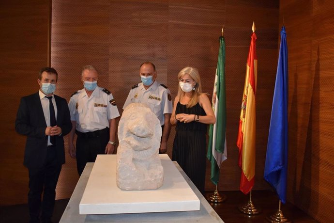 Entrega de una escultura al Museo Íbero recuperada por la Policía Nacional en un expolio
