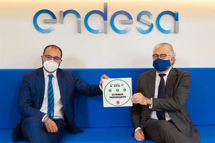 El consejero de Economía, Empleo y Competitividad de la Comunidad de Madrid, Manuel Giménez, hace entrega del distintivo Garantía Madrid al consejero delegado de Endesa, José Bogas