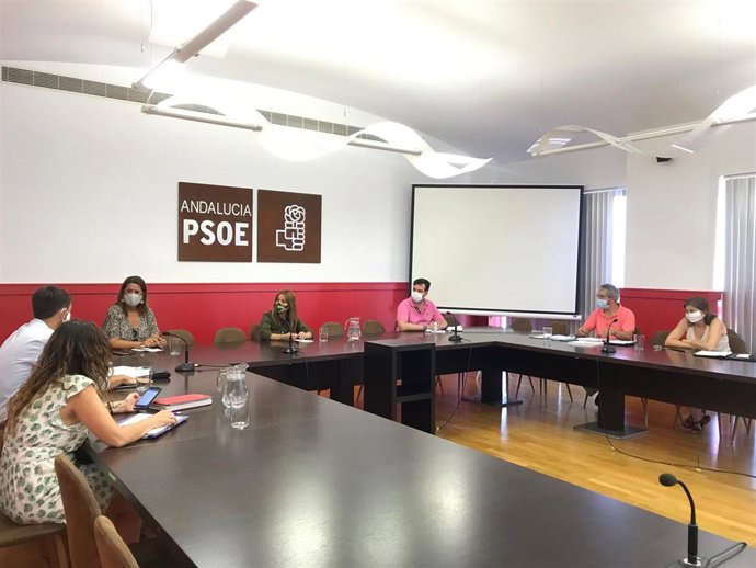 Reunión entre el PSOE y una representación de direcciones de centros educativos