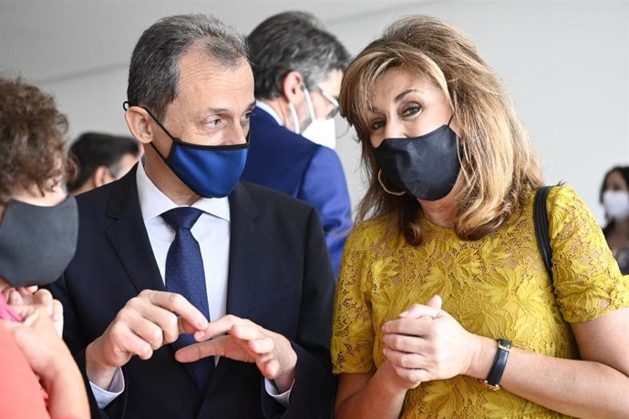 El ministro de Ciencia e Innovación, Pedro Duque, y la secretaria general de Universidades, Investigación y Tecnología de la Junta, Rosa M Ríos.