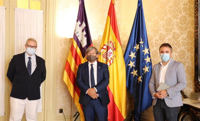 El presidente del Parlament, Vicen Thomas, recibe en audiencia al director de la Representación de la Comisión Europea en Cataluña y Baleares, Ferran Tarradellas, y al director general de Relaciones Exteriores del Govern