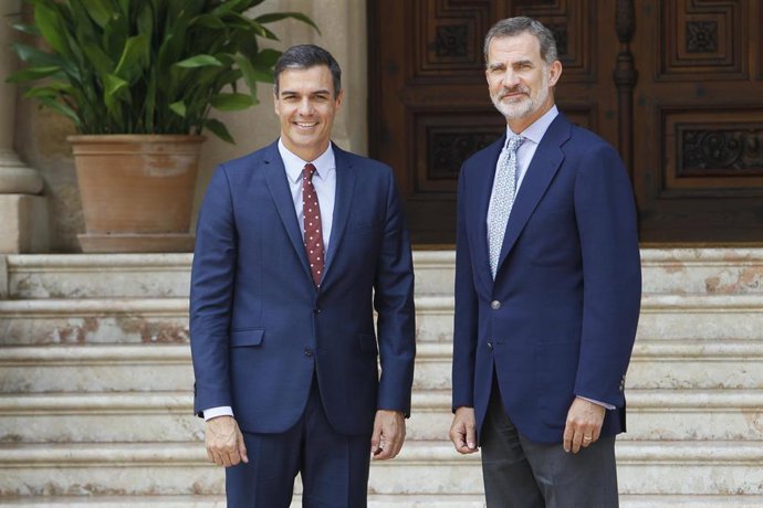 El Rey Felipe VI recibe al presidente del Gobierno en funciones, Pedro Sánchez, en el Palacio de Marivent de Palma de Mallorca.