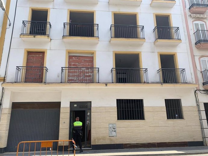 Imagen del desalojo del edificio ocupado en la calle Macías Belmonte del barrio onubense de El Molino de la Vega.