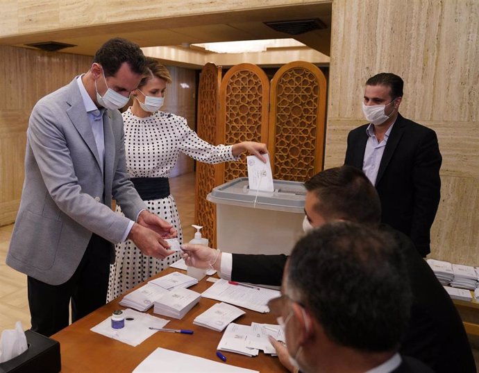 El presidente de Siria, Bashar al Assad, y su esposa, Asma al Assad, votan en las parlamentarias del 19 de julio de 2020