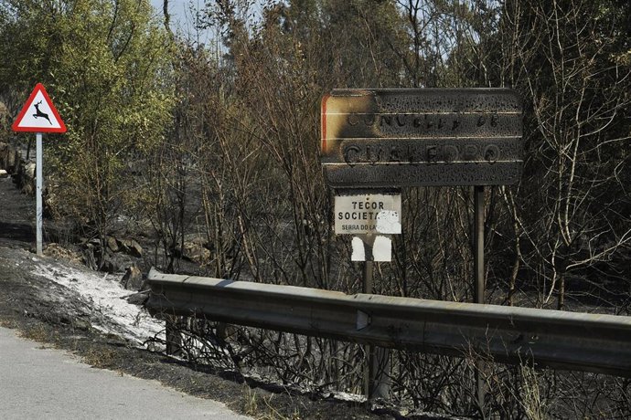 Cartel quemado por el incendio de Cualedro (Ourense) que sigue sin control desde su inicio el miércoles y que se ha convertido ya en el peor del año, arrasando 1.000 hectáreas, en Cualedro, Ourense, Galicia (España) a 30 de julio de 2020. Este incendio 