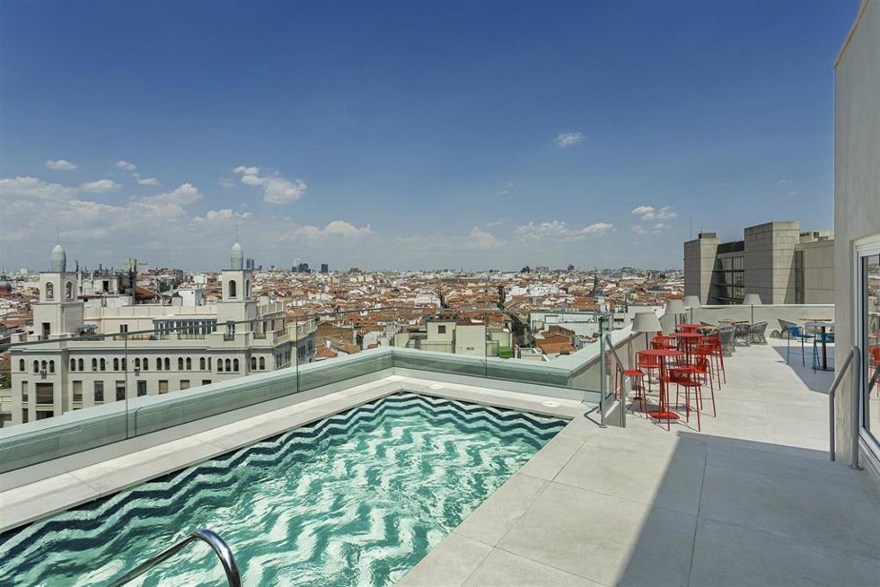 Terraza con piscina en el Room Mate Macarena