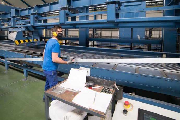 Un trabajador durante su jornada laboral en la empresa Extrusión Toledo, innovadora en la fabricación de perfiles metálicos, que ha creado y patentado un modelo de separadores en restaurantes durante la pandemia de Covid-19