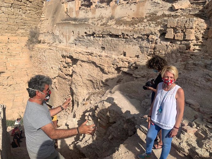 La delegada de Cultura visita trabajos arqueológicos en La Alcazaba de Almería